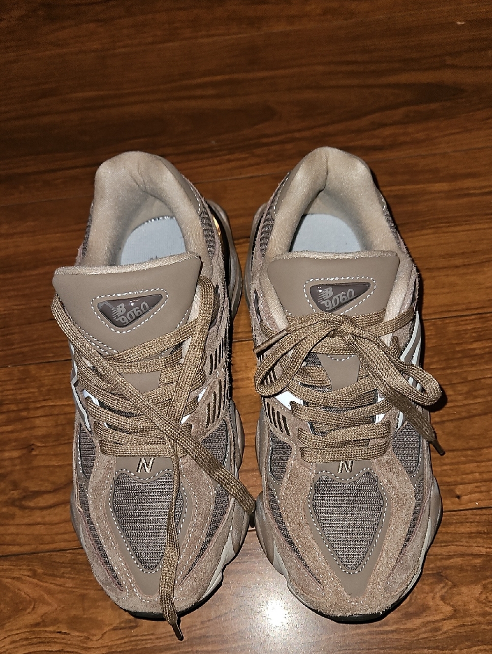 New Balance Women's Athletic Sneakers in Taupe and Beige 9060 Design Size 6.5